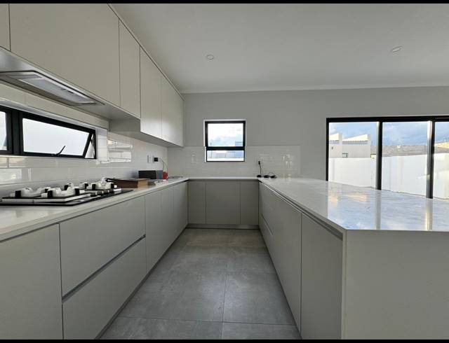 4 BEDROOM HOUSE FOR SALE IN SANDOWN